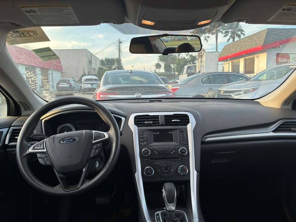 Used 2015 Ford Fusion SE FWD image 8