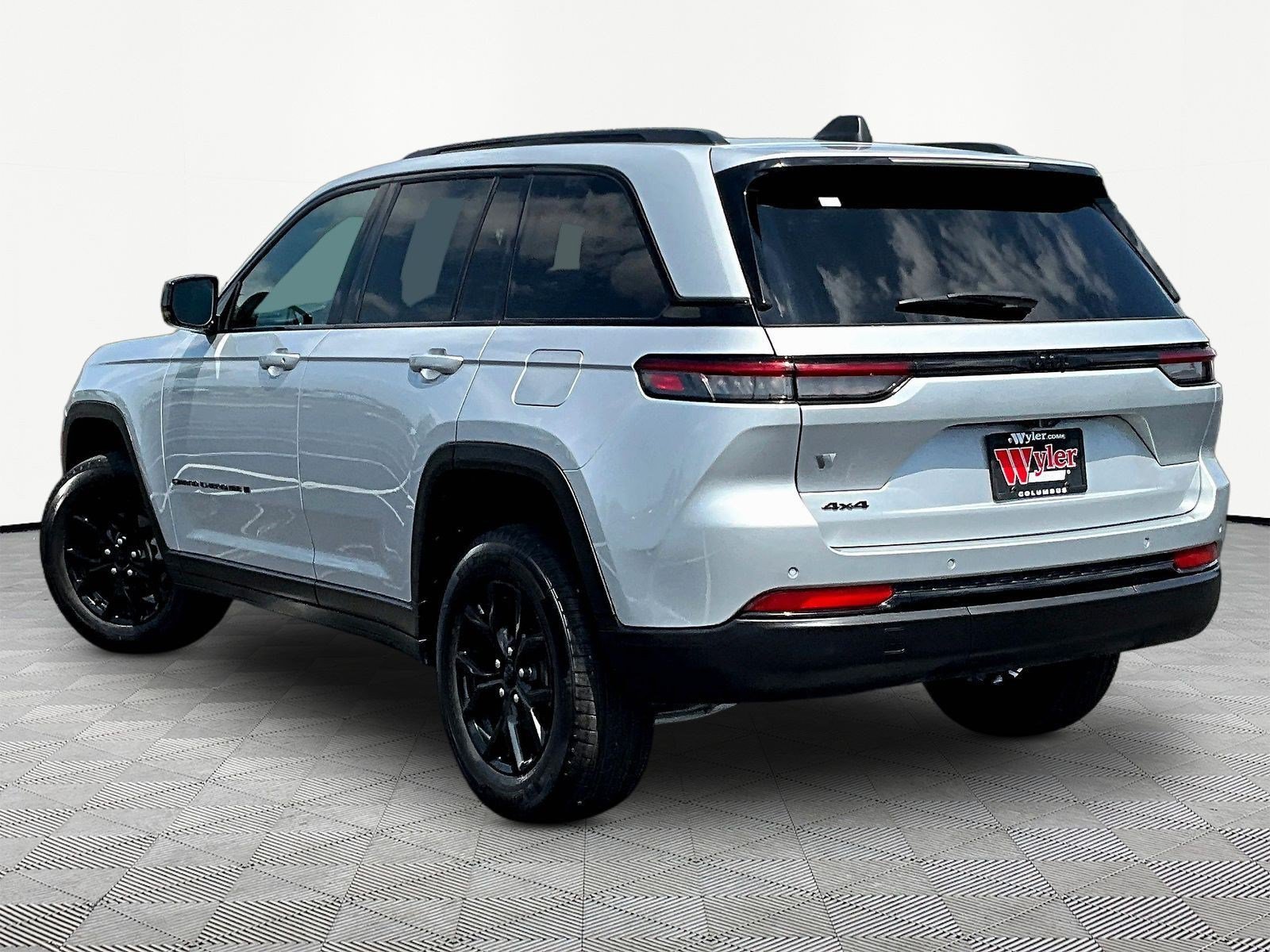 Used 2025 Jeep Grand Cherokee Altitude AWD/4WD image 4