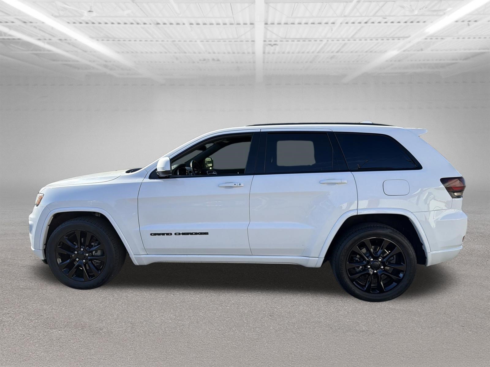 Used 2017 Jeep Grand Cherokee Altitude RWD image 2