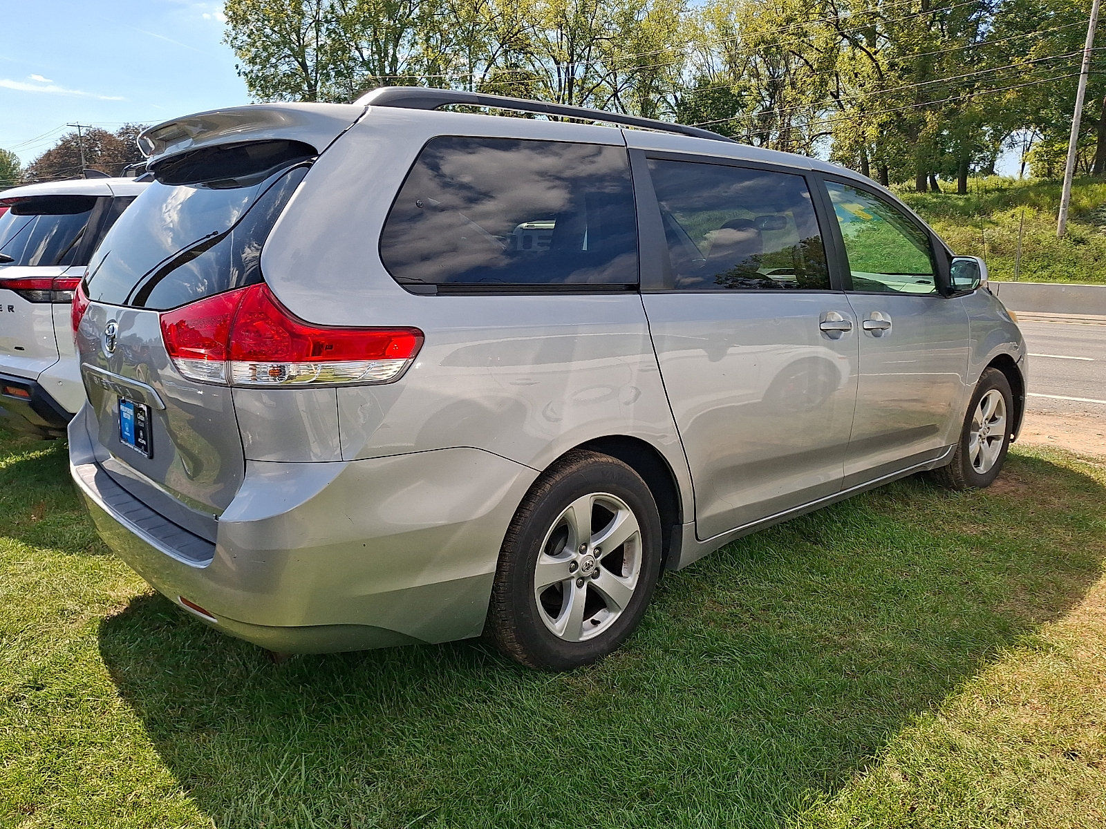 Used 2012 Toyota Sienna LE w/ Towing Pkg FWD image 6