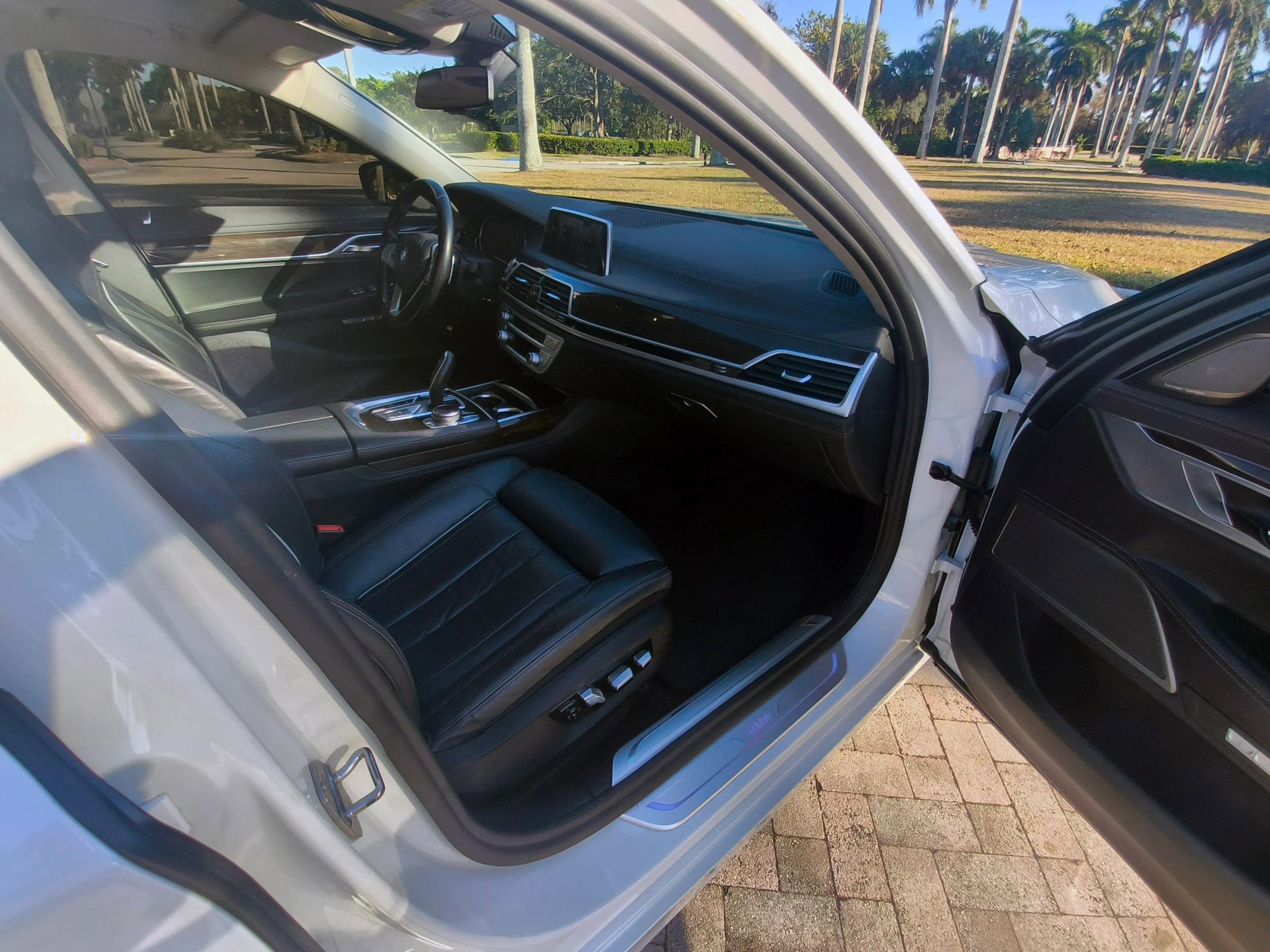 Used 2018 BMW 750i xDrive image 36