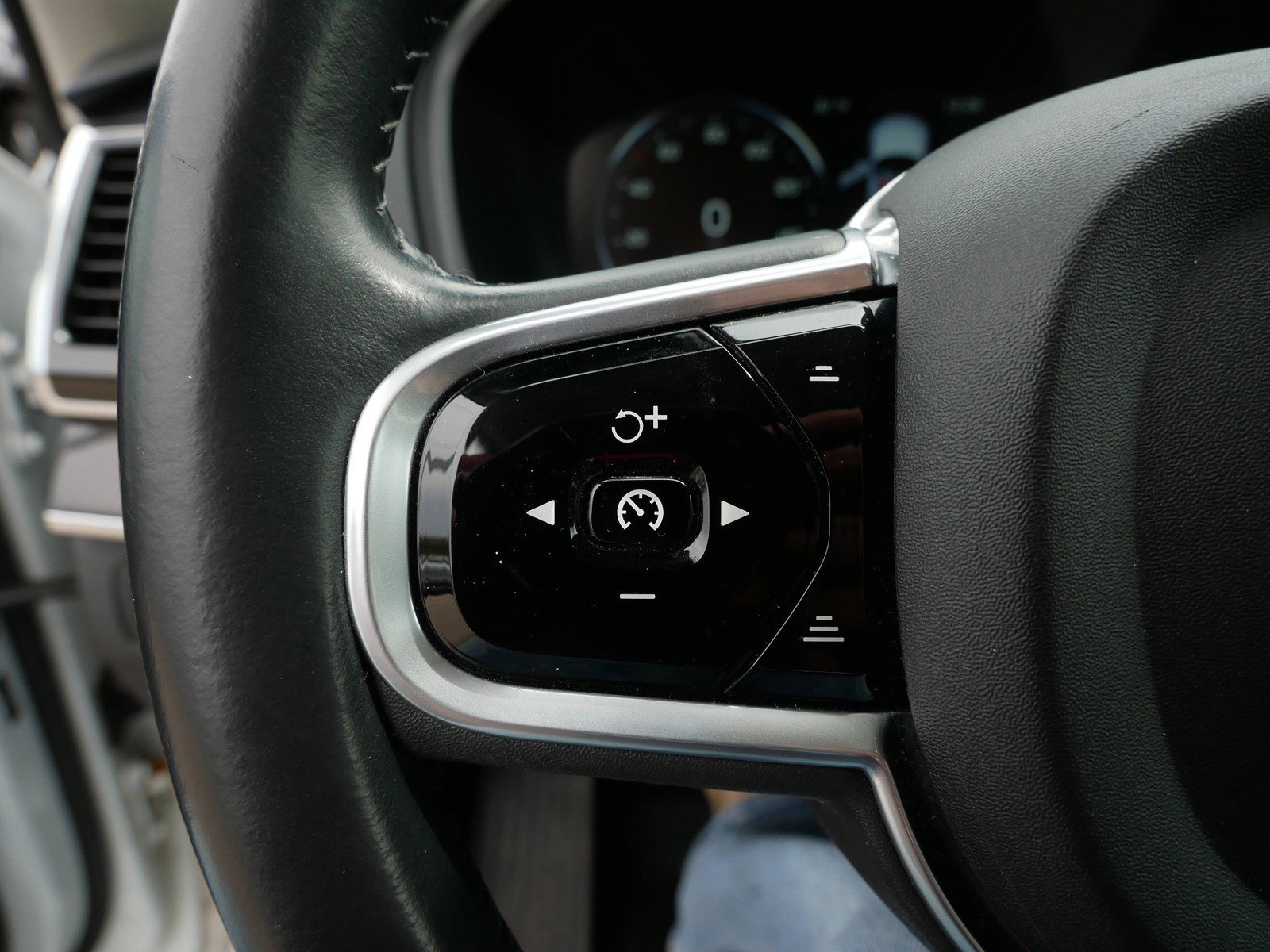 Used 2017 Volvo XC90 T6 Momentum w/ Vision Package AWD/4WD image 27