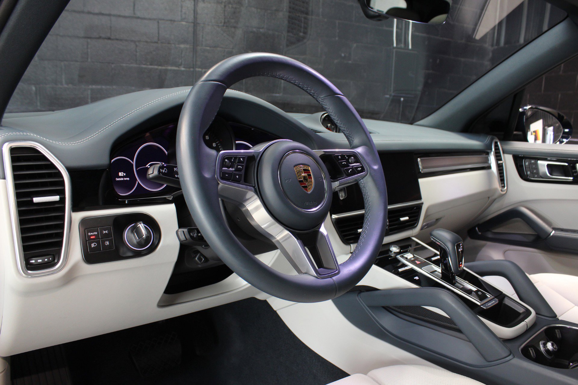 Used 2023 Porsche Cayenne Platinum Edition image 29