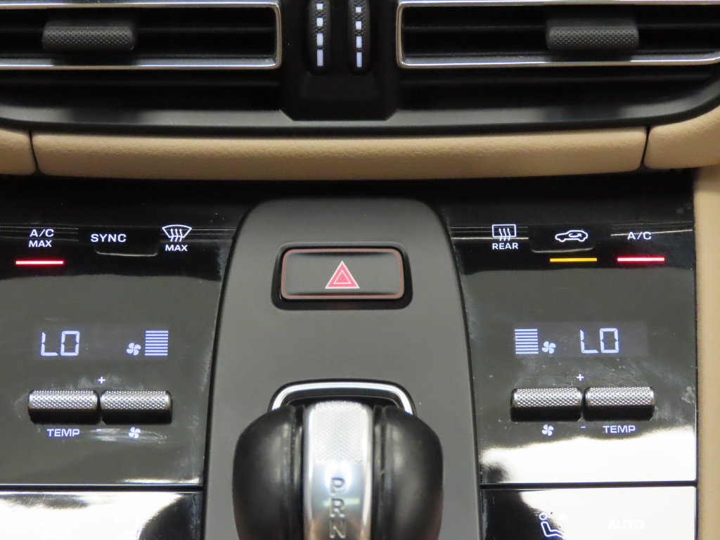 Certified 2023 Porsche Macan AWD/4WD image 25