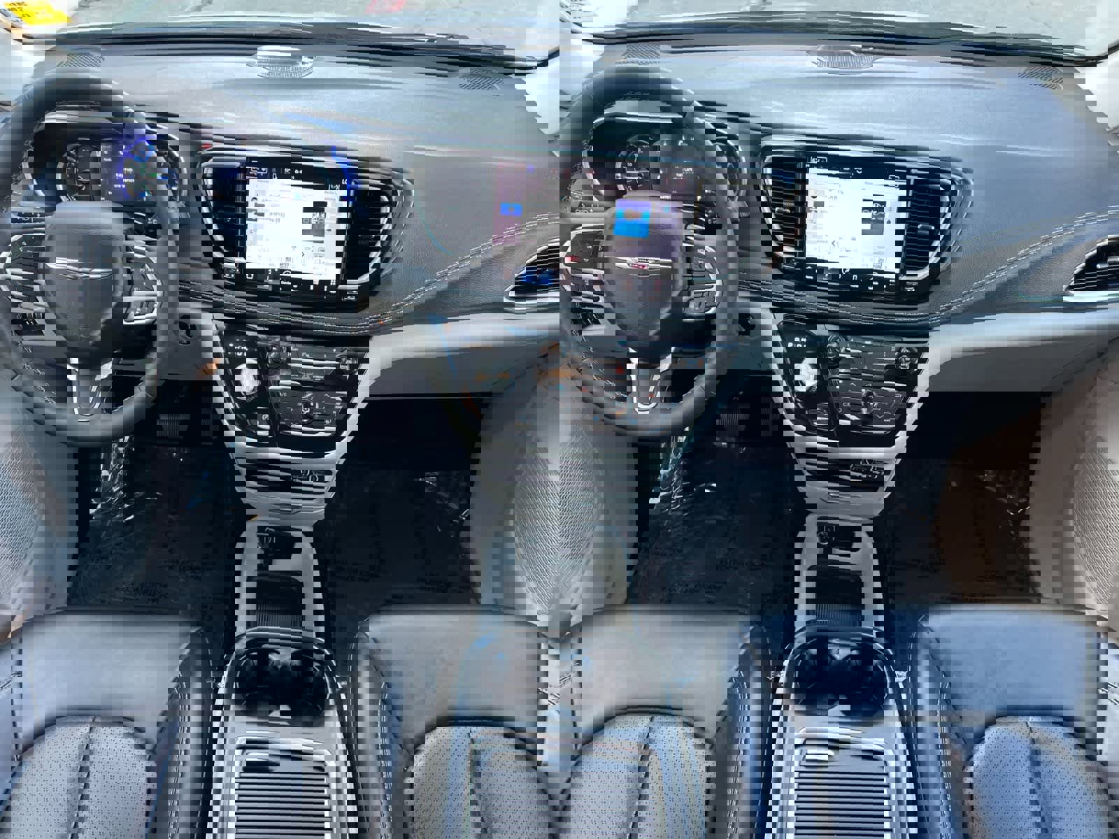 Used 2023 Chrysler Pacifica Touring-L image 4