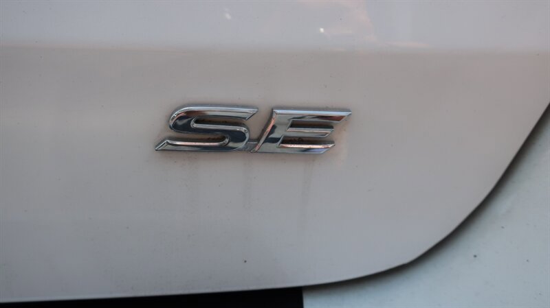 Used 2017 Toyota Sienna SE Premium FWD image 9