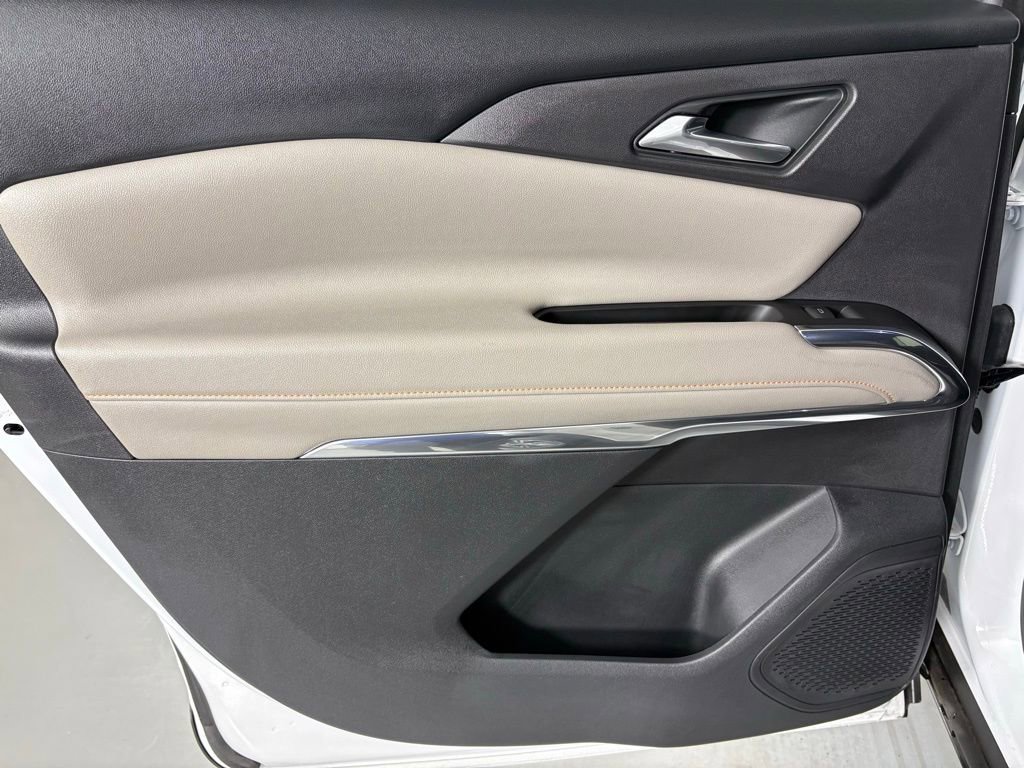 Used 2025 Chevrolet Traverse LT image 41