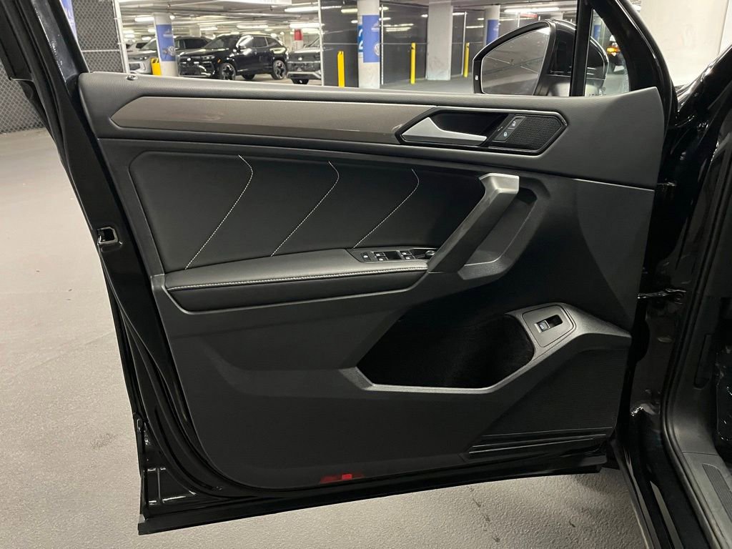 Used 2024 Volkswagen Tiguan SE w/ Panoramic Sunroof Package AWD/4WD image 19