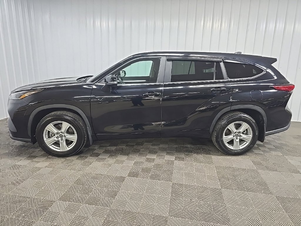 Used 2023 Toyota Highlander LE AWD/4WD image 5
