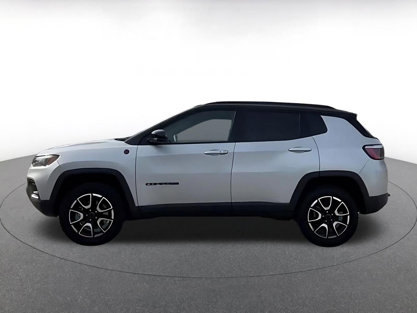 Used 2025 Jeep Compass Trailhawk image 8