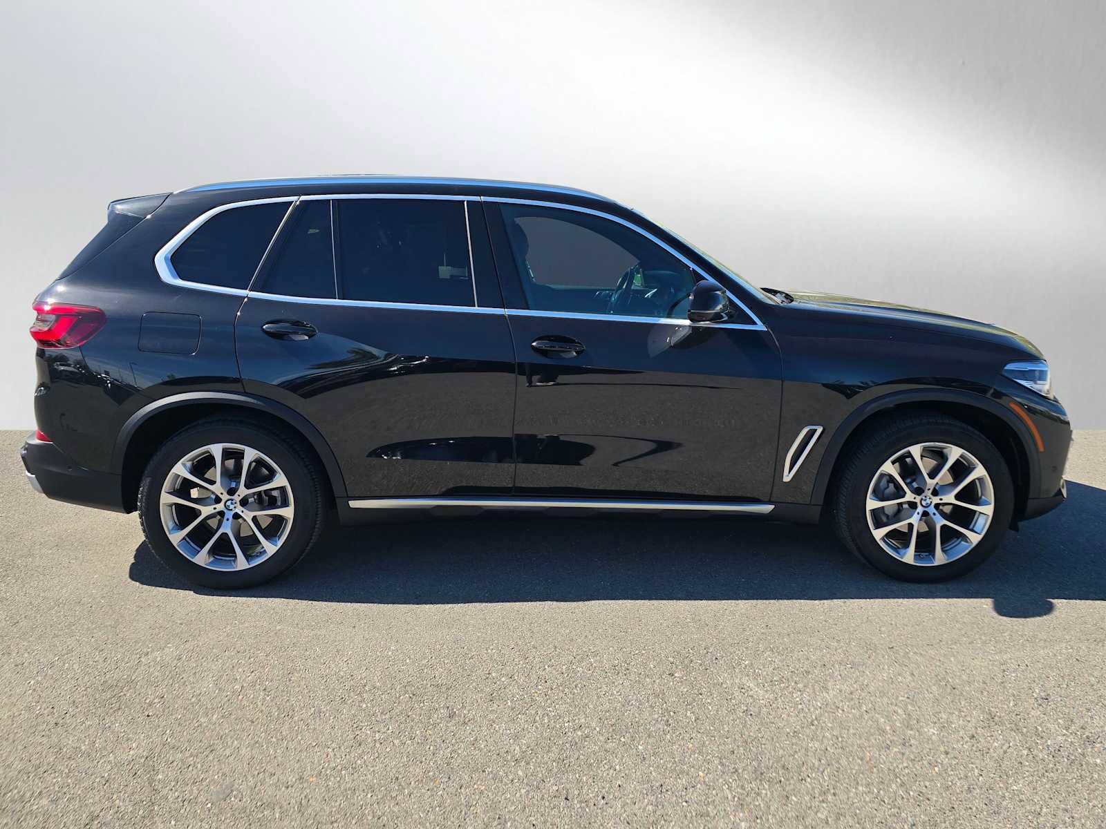 Used 2023 BMW X5 xDrive40i w/ Premium Package image 2