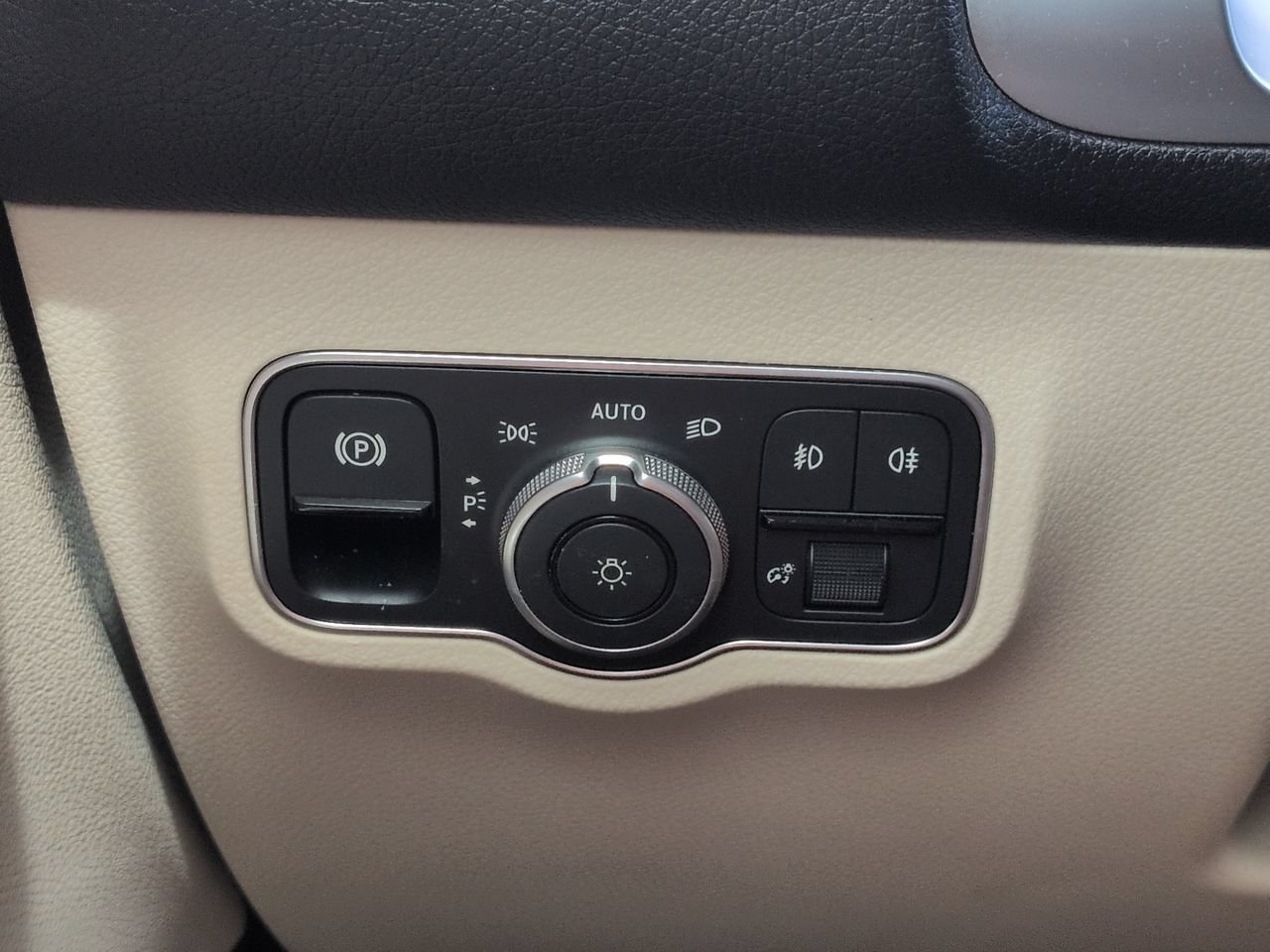 Used 2023 Mercedes-Benz GLB 250 w/ Premium Package image 24