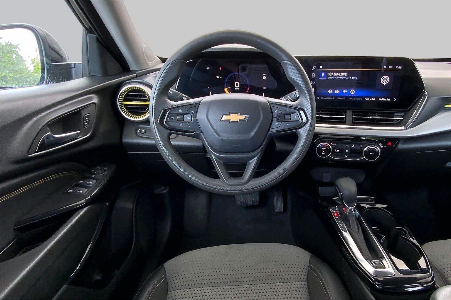 Used 2025 Chevrolet Trax LT FWD image 6