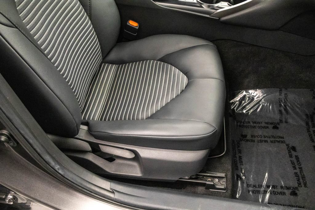 Used 2020 Toyota Camry SE w/ Moonroof Package image 33