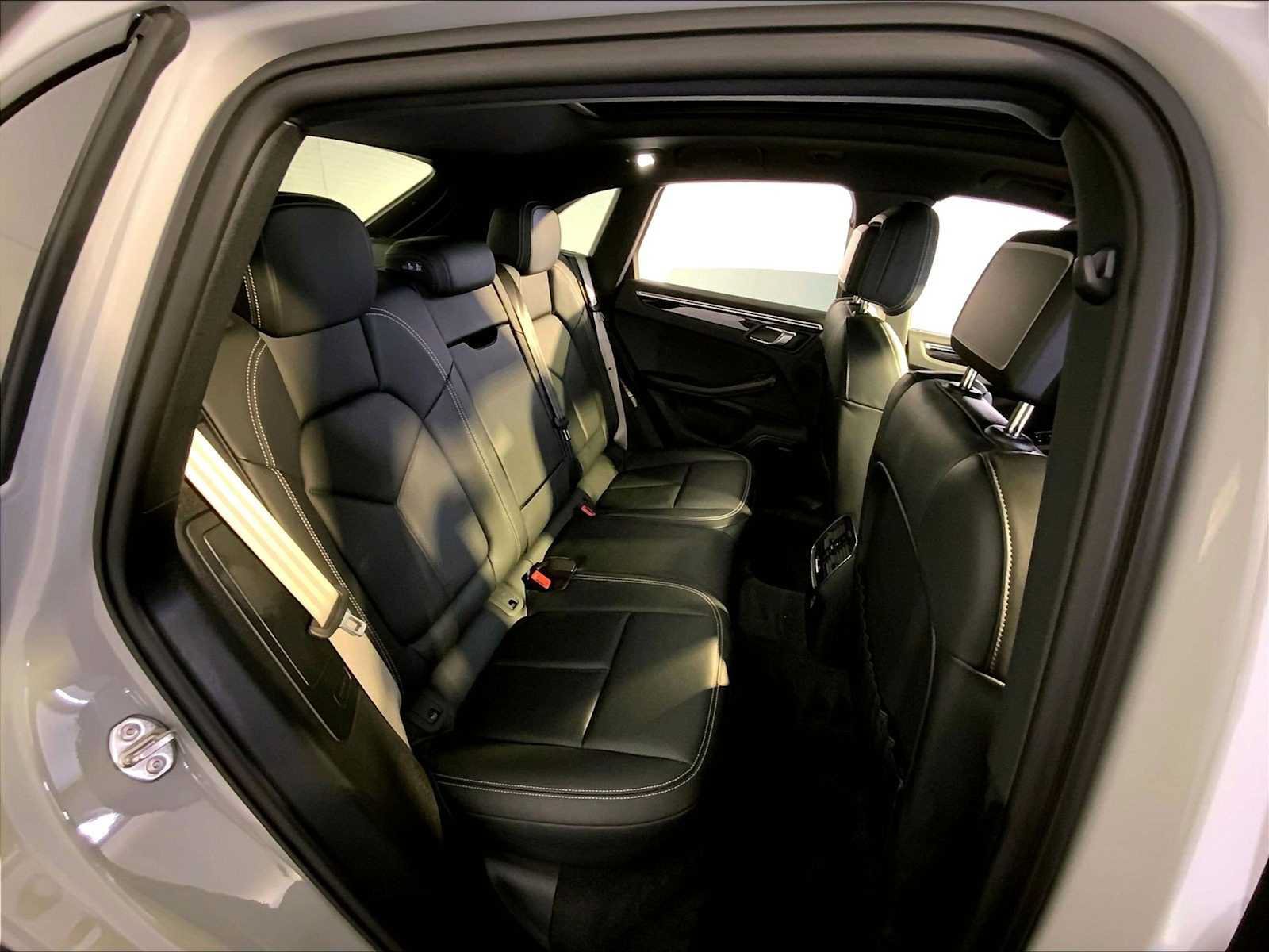 Certified 2024 Porsche Macan S AWD/4WD image 23