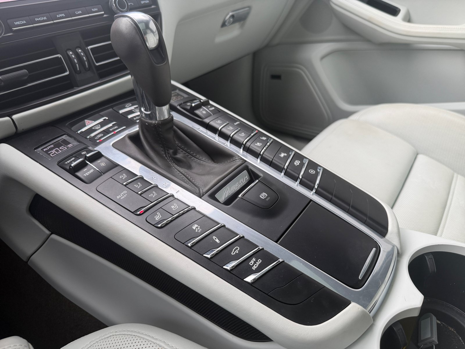 Used 2020 Porsche Macan Turbo AWD/4WD image 21