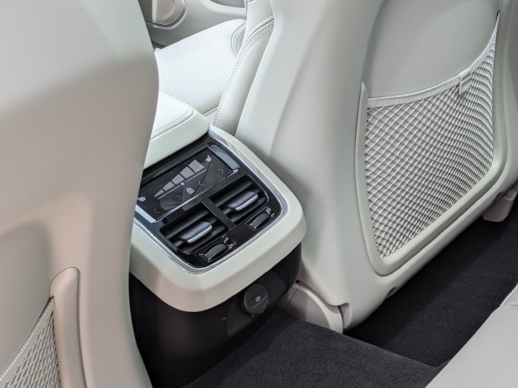 Certified 2026 Volvo V60 B5 Cross Country Ultra w/ Protection Package Premier AWD/4WD image 24