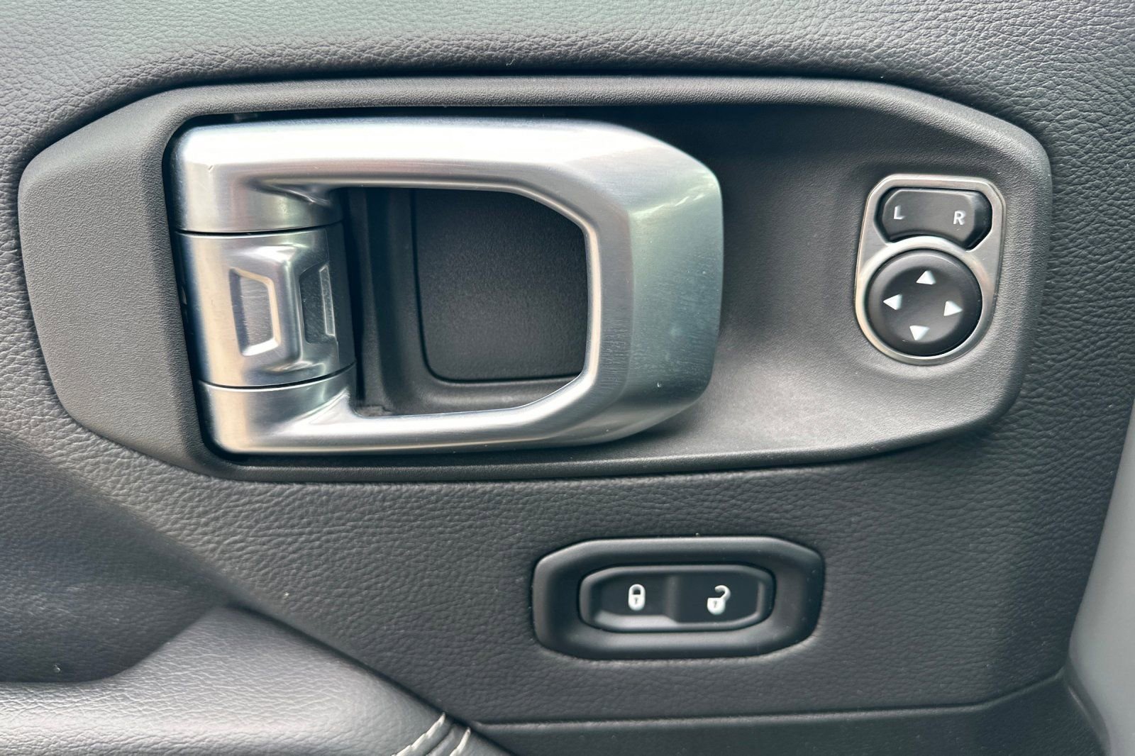 Certified 2022 Jeep Gladiator Overland w/ Safety Group image 10