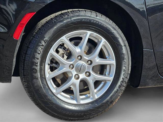 Used 2023 Chrysler Pacifica Touring-L image 22