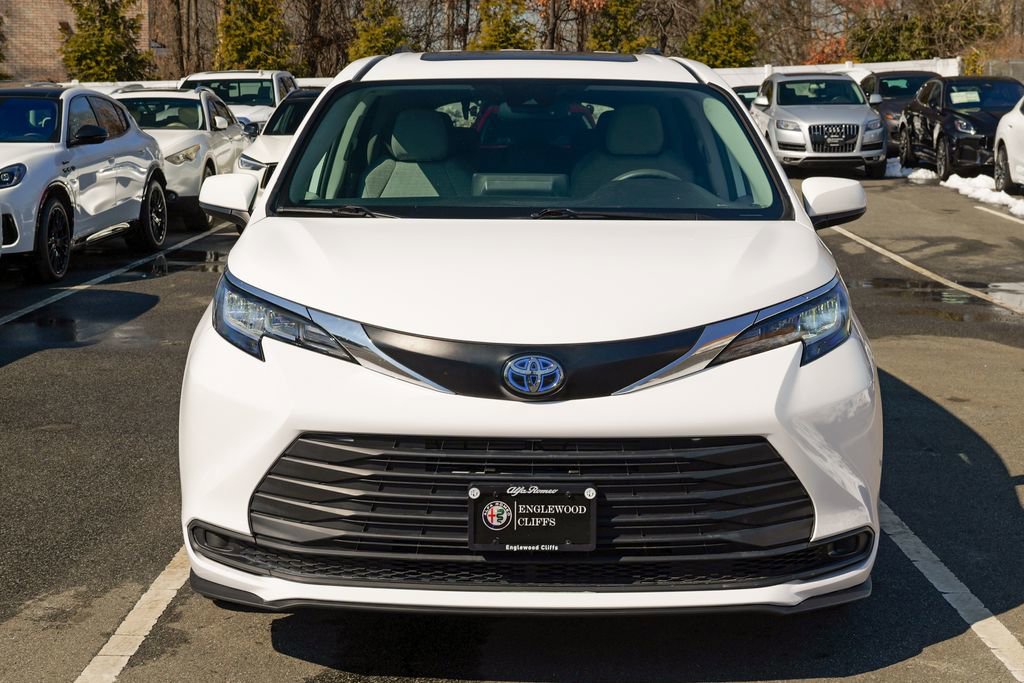 Used 2022 Toyota Sienna LE w/ LE Plus Package image 2