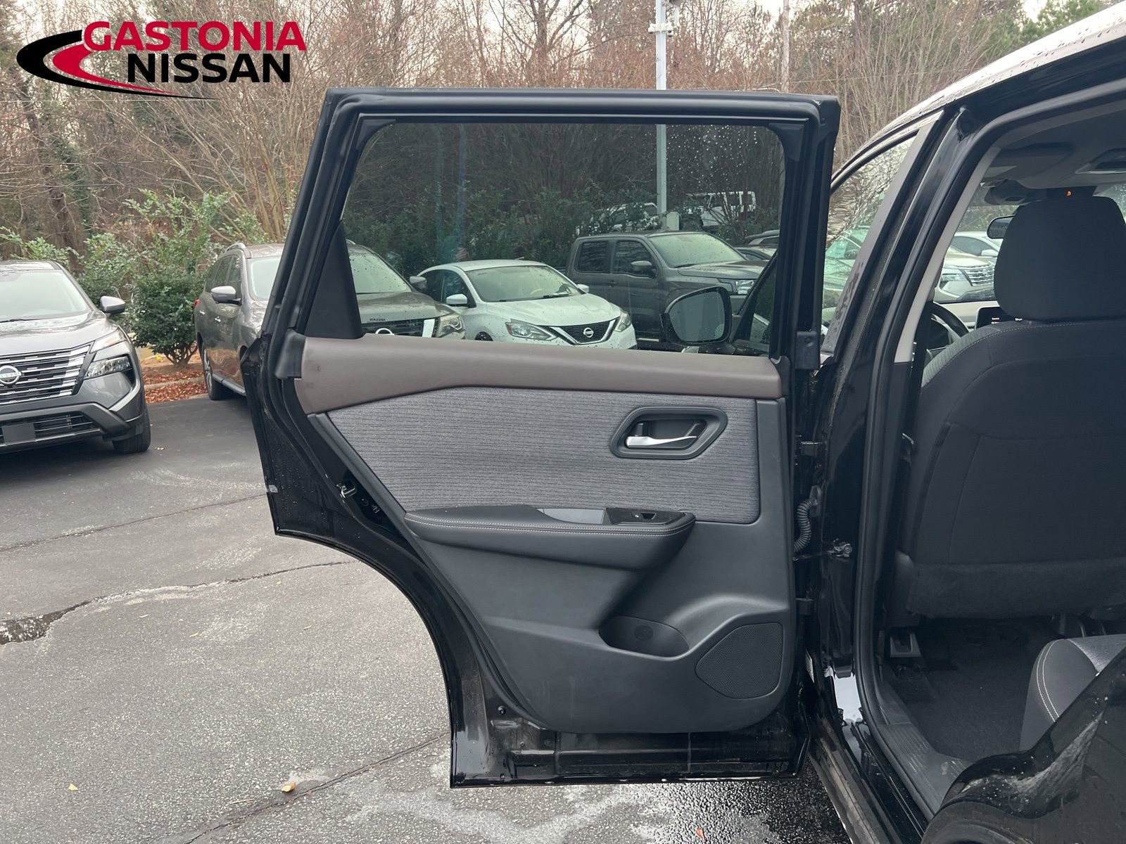 Used 2023 Nissan Rogue SV image 35