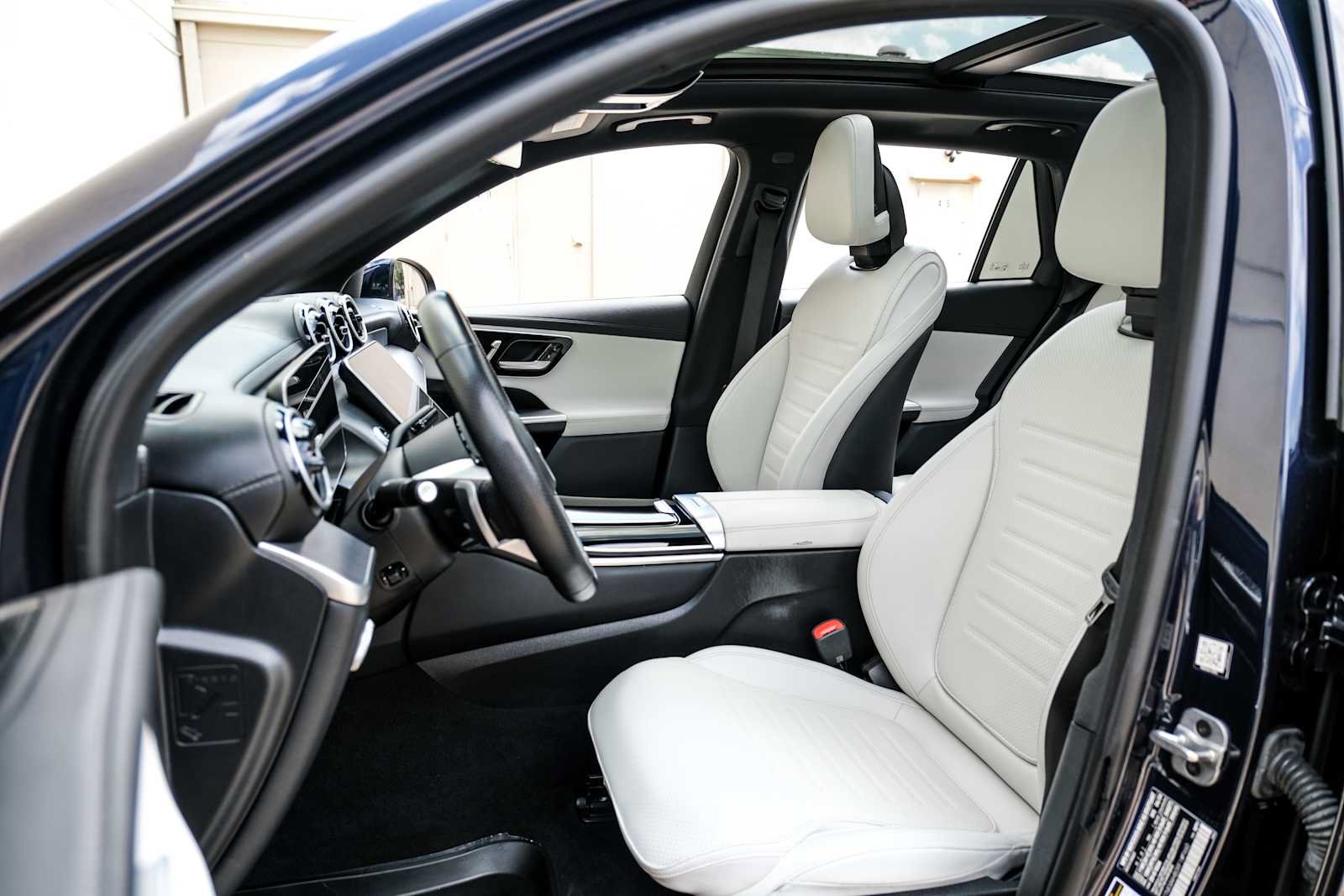 Used 2024 Mercedes-Benz GLC 300 4MATIC image 29