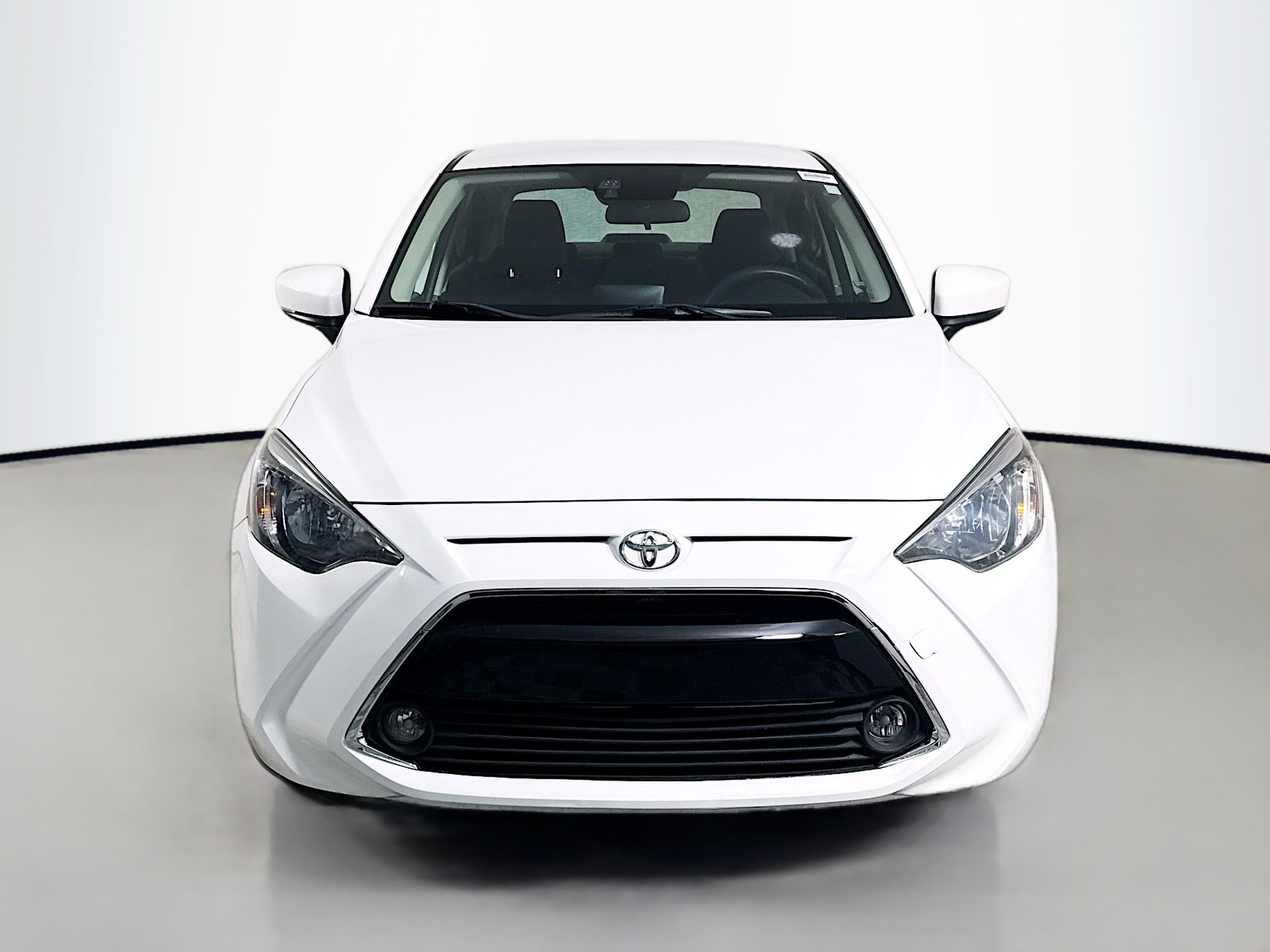 Used 2019 Toyota Yaris L image 2