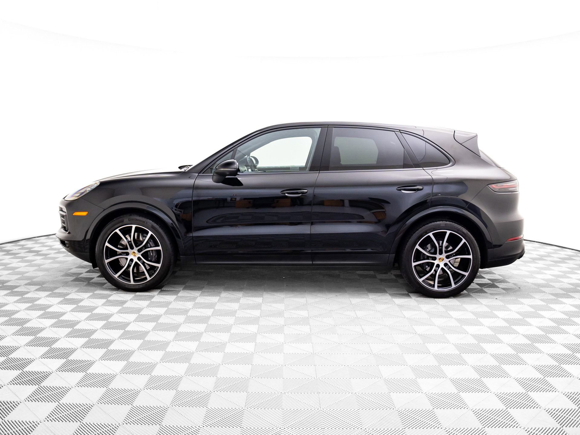 Certified 2023 Porsche Cayenne Platinum Edition image 2