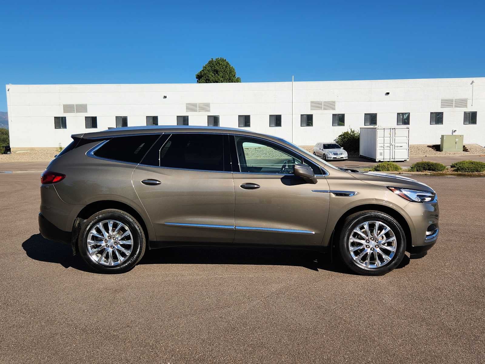Used 2020 Buick Enclave Essence w/ Sound and Sites Package AWD/4WD image 2