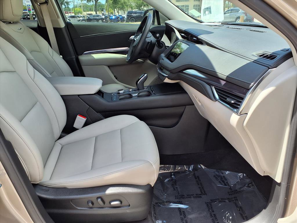 Certified 2023 Cadillac XT4 Luxury FWD image 9