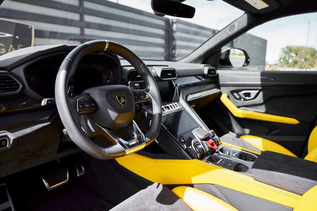 Used 2021 Lamborghini Urus AWD/4WD image 2