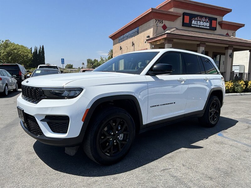 Used 2024 Jeep Grand Cherokee Altitude AWD/4WD image 2