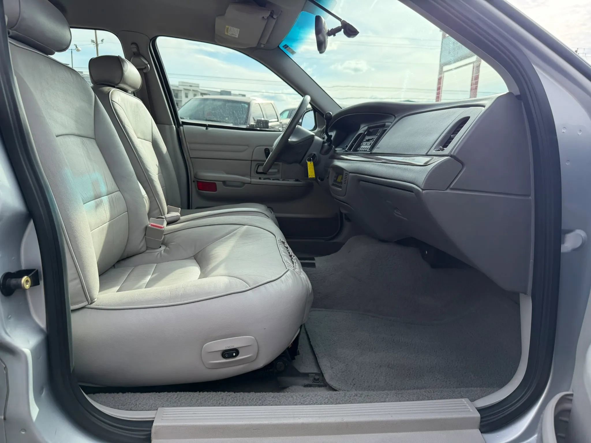 Used 2002 Ford Crown Victoria LX RWD image 15