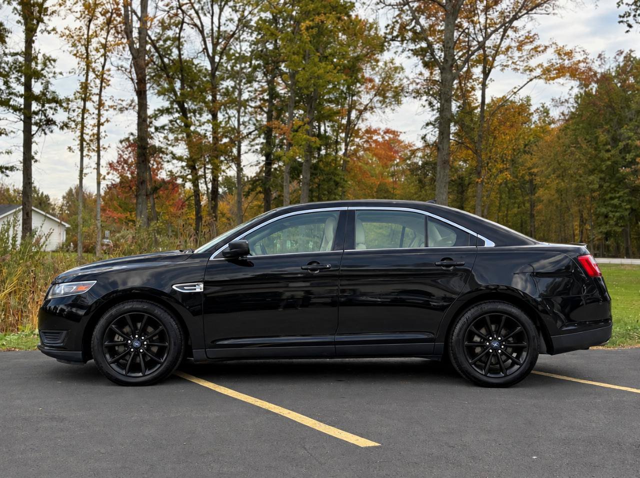Used 2014 Ford Taurus SE FWD image 3