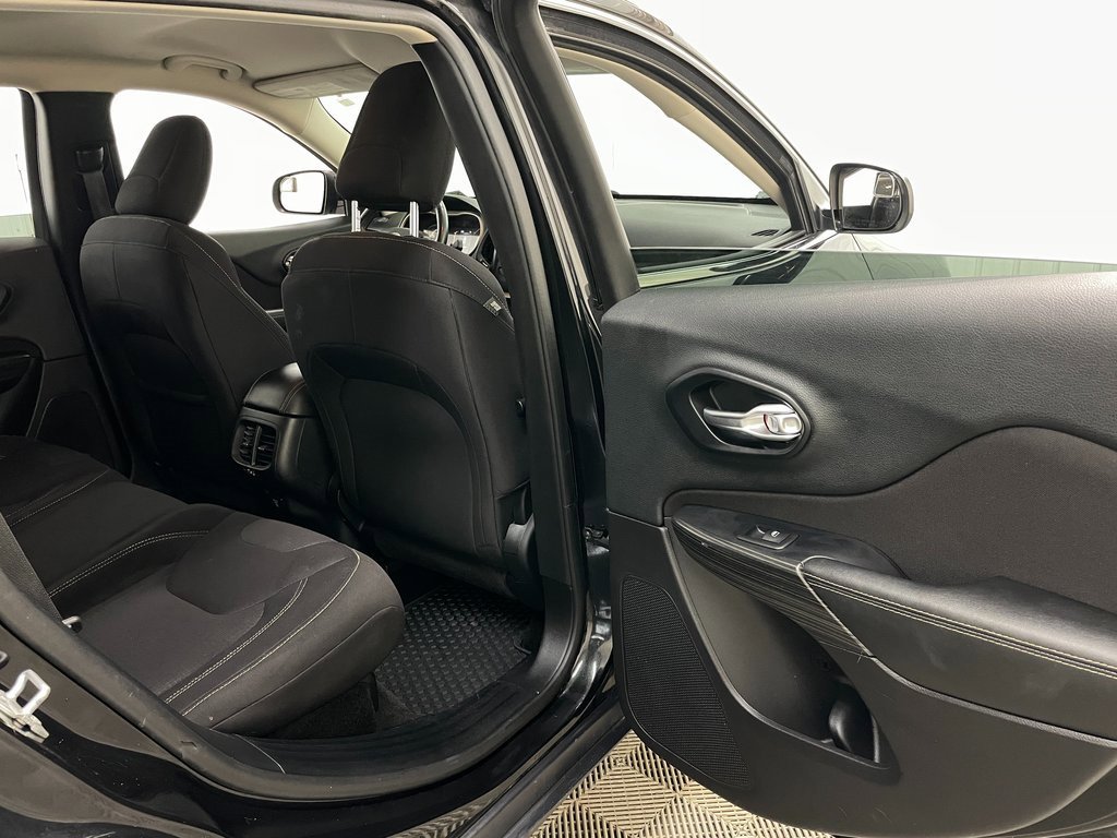 Used 2015 Jeep Cherokee Latitude w/ Cold Weather Group image 37