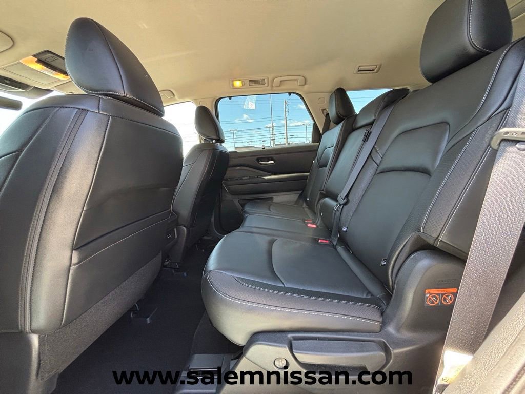 Certified 2023 Nissan Pathfinder SL w/ Black Appearance Package AWD/4WD image 15