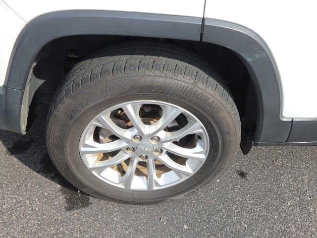 Used 2019 Jeep Cherokee Latitude w/ Popular Appearance Group FWD image 33