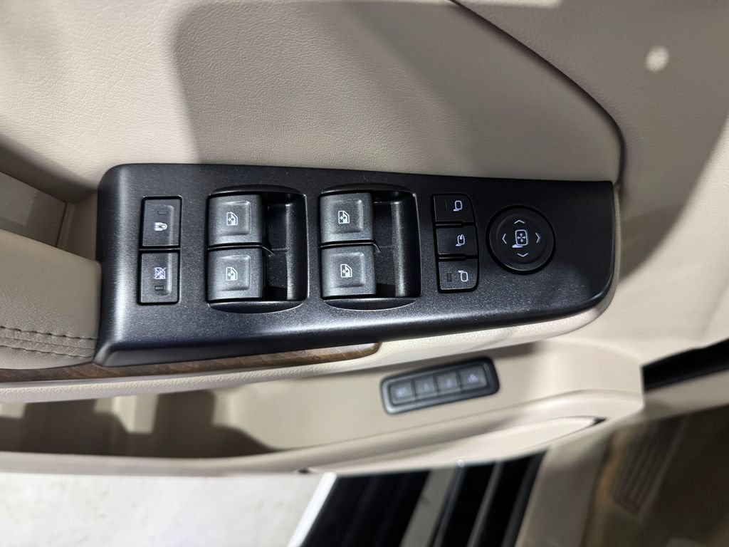 Used 2018 GMC Yukon Denali w/ Open Road Package AWD/4WD image 17