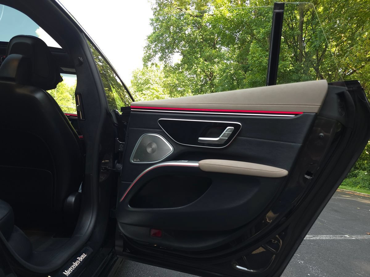 Used 2022 Mercedes-Benz EQS 580 4MATIC Sedan w/ Exclusive Trim Package image 25