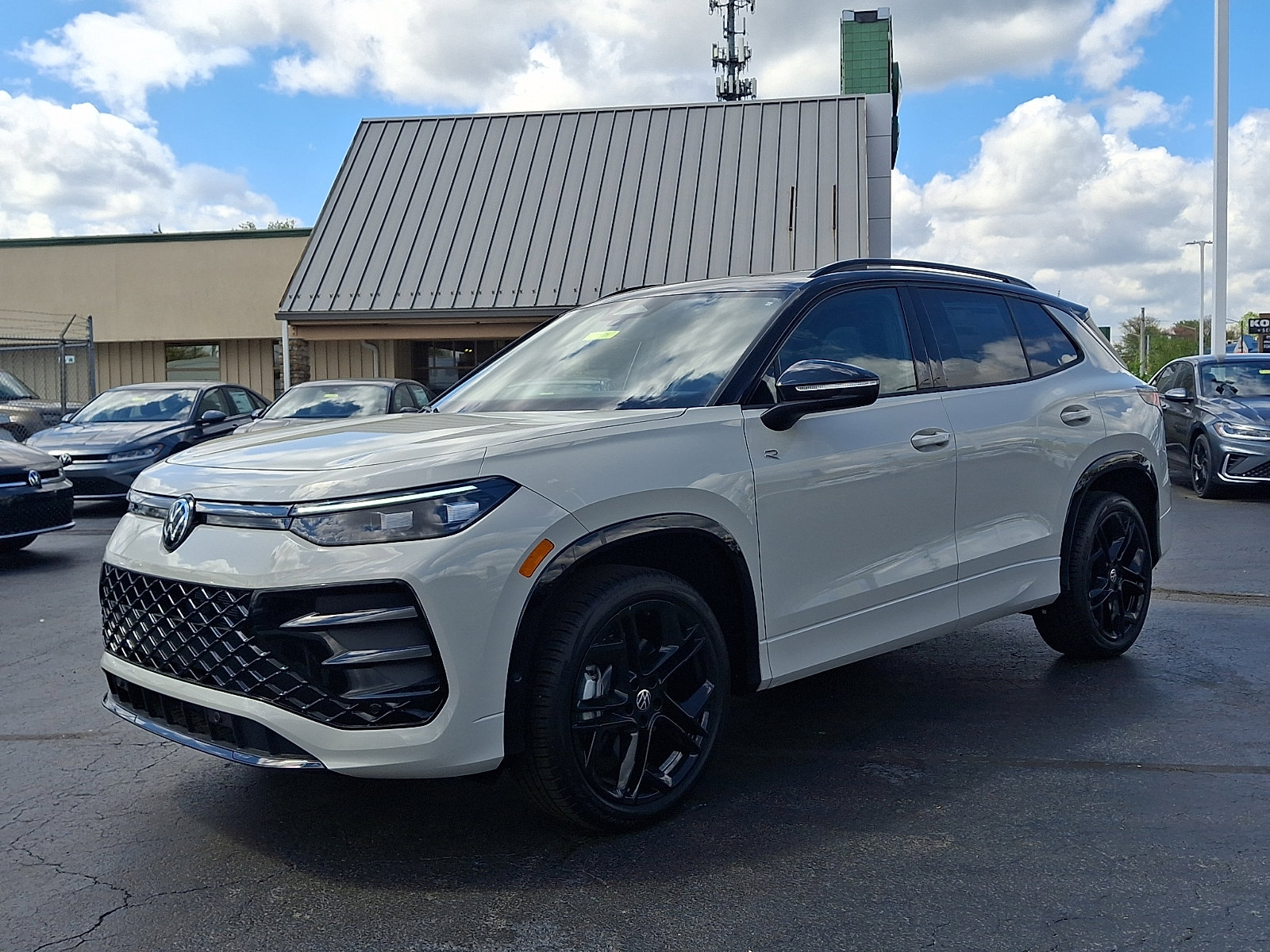 New 2026 Volkswagen Tiguan SE R-Line AWD/4WD image 2