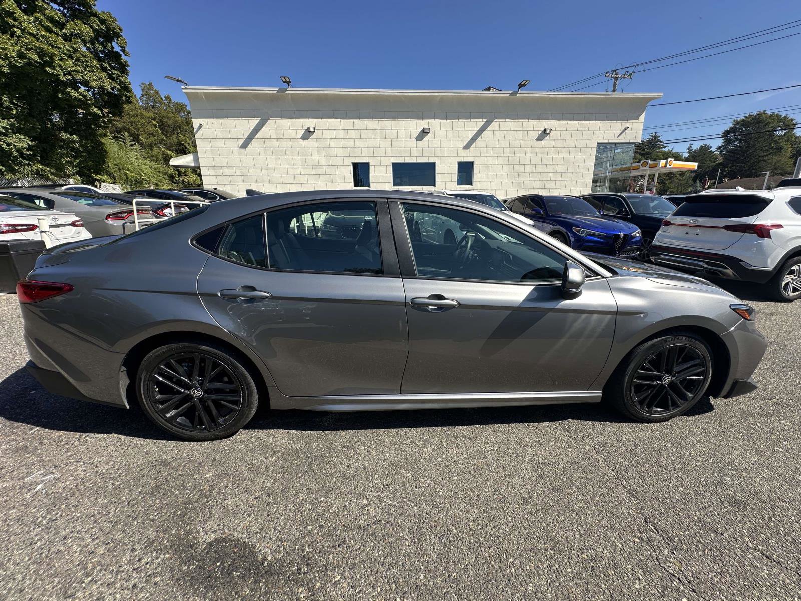 Used 2025 Toyota Camry SE image 2