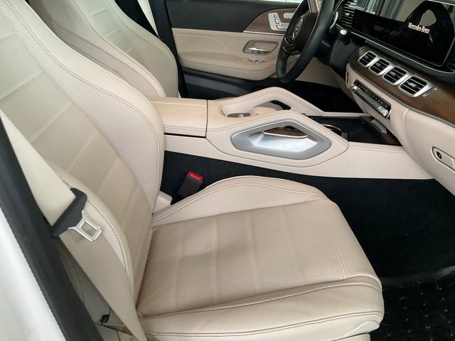 Used 2025 Mercedes-Benz GLS 580 4MATIC image 10