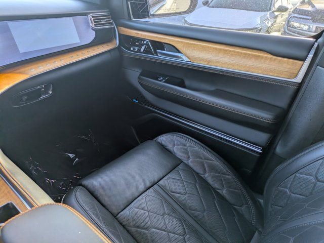 Used 2023 Jeep Grand Wagoneer Series III image 14