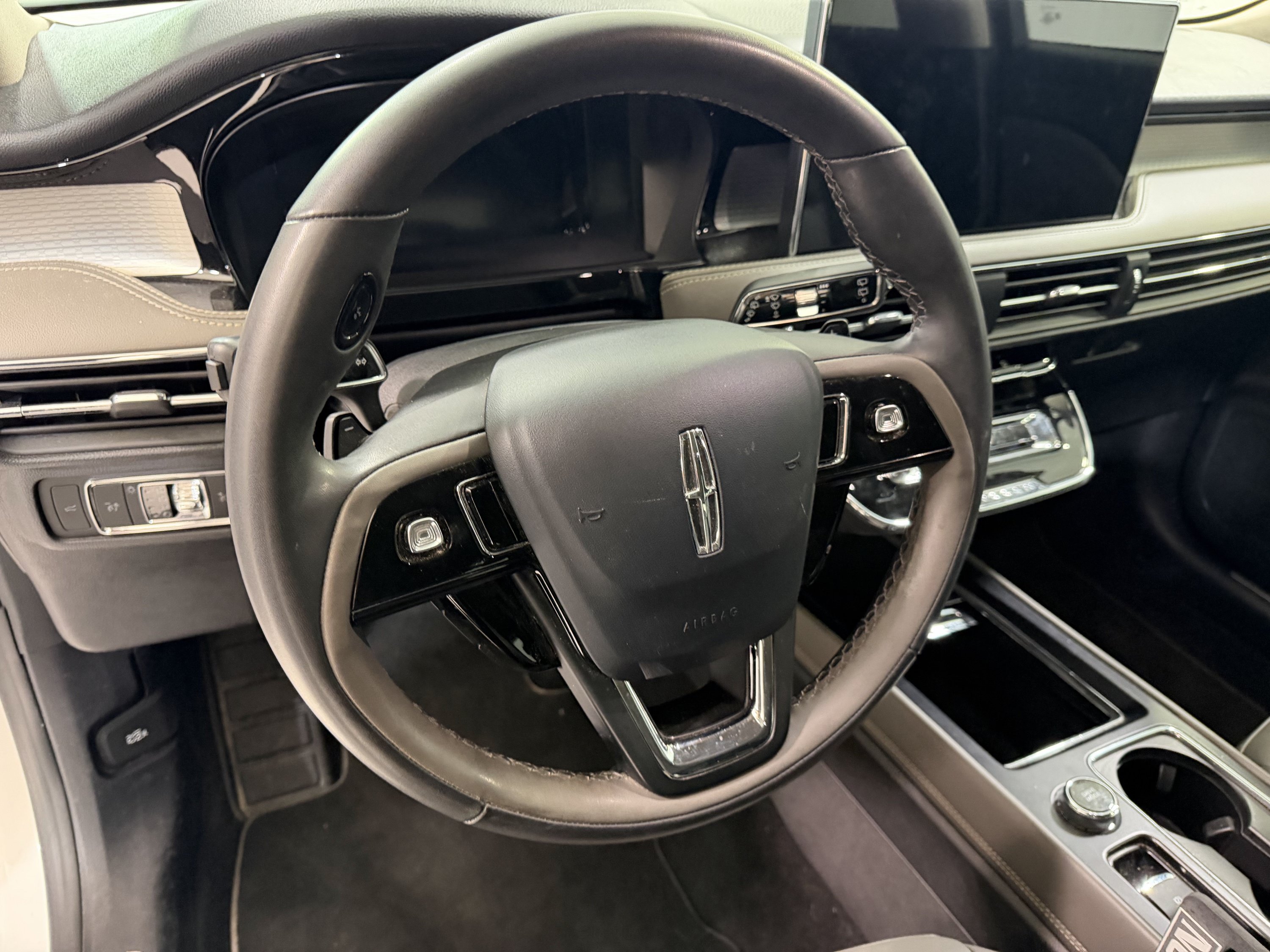 Used 2025 Lincoln Corsair FWD image 18