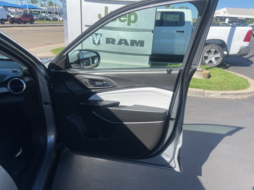 Used 2025 Chevrolet Trax LT FWD image 31
