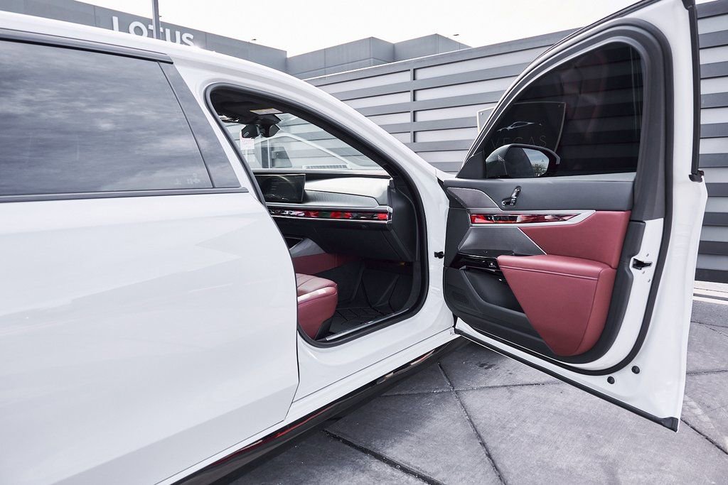 Used 2025 BMW 760i xDrive w/ Premium Package image 24