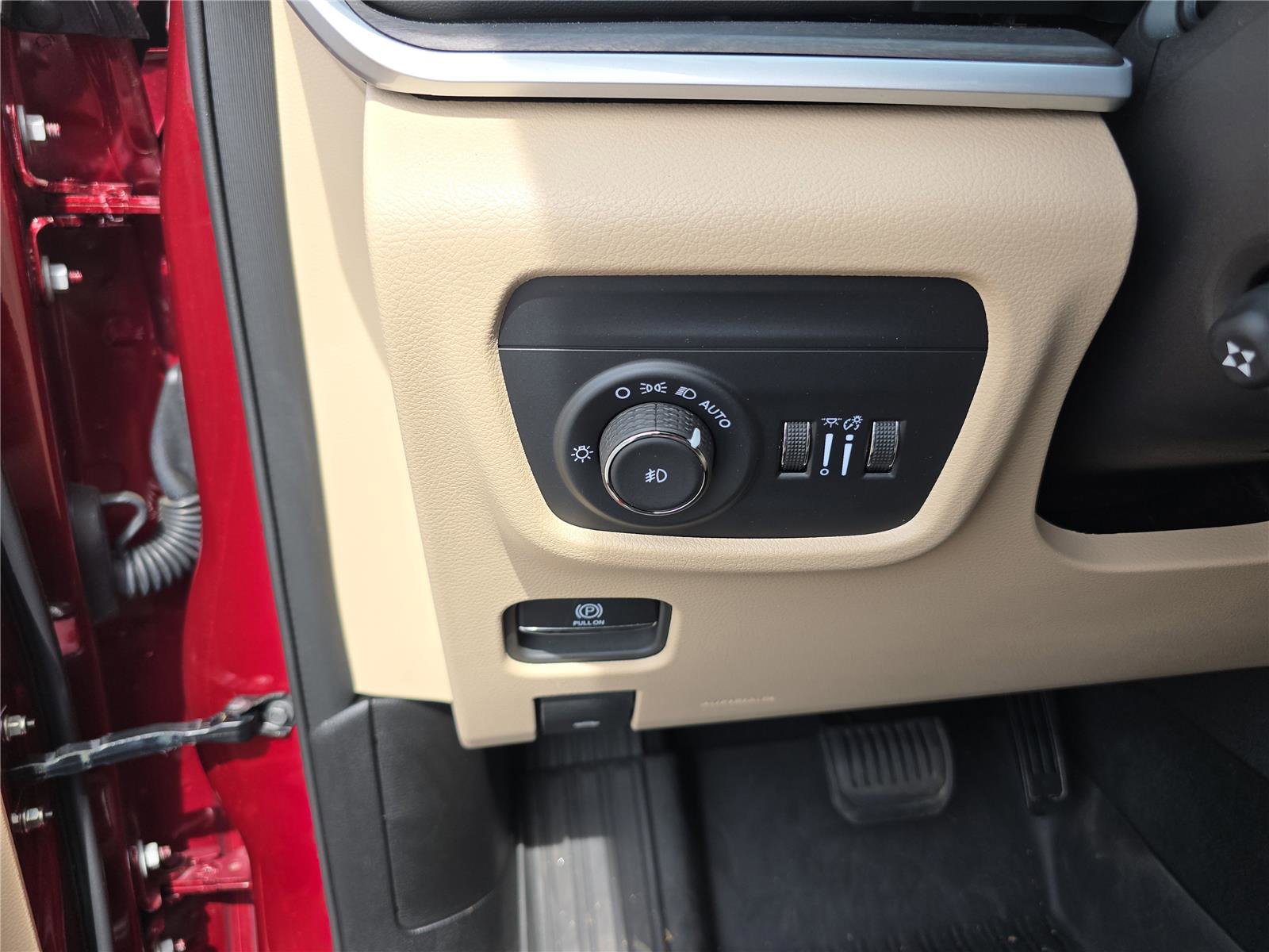 Used 2025 Jeep Grand Cherokee Limited w/ Luxury Tech Group II image 34