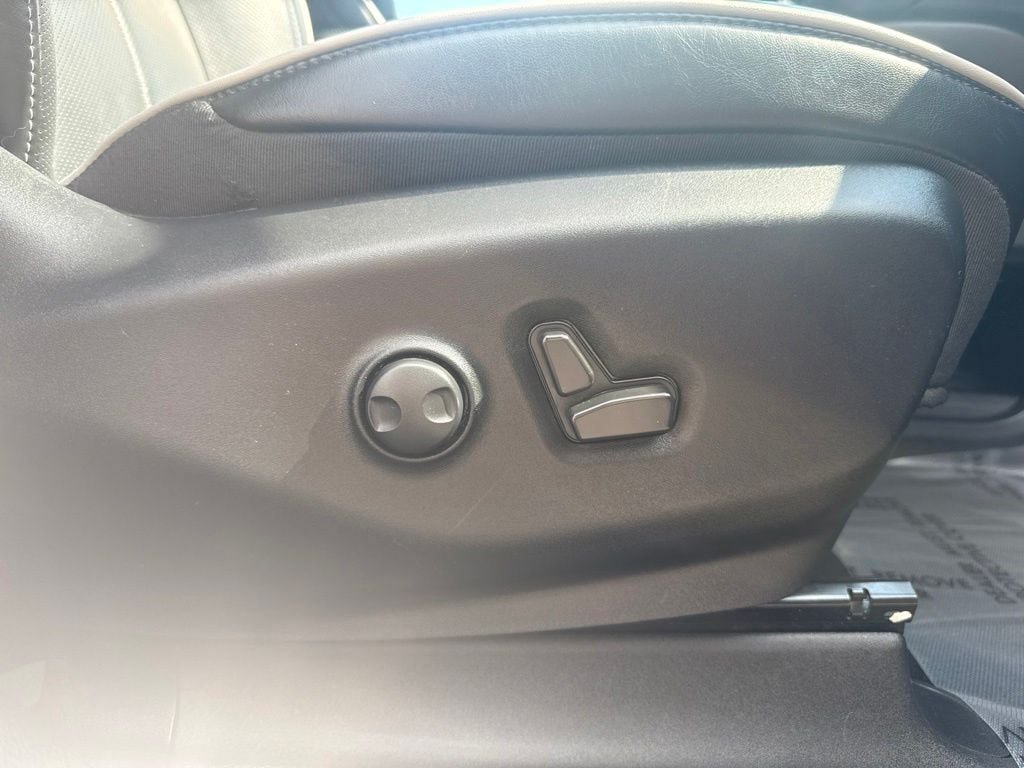 Used 2025 Chrysler Pacifica Limited FWD image 15