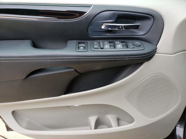 Used 2016 Dodge Grand Caravan SE image 11