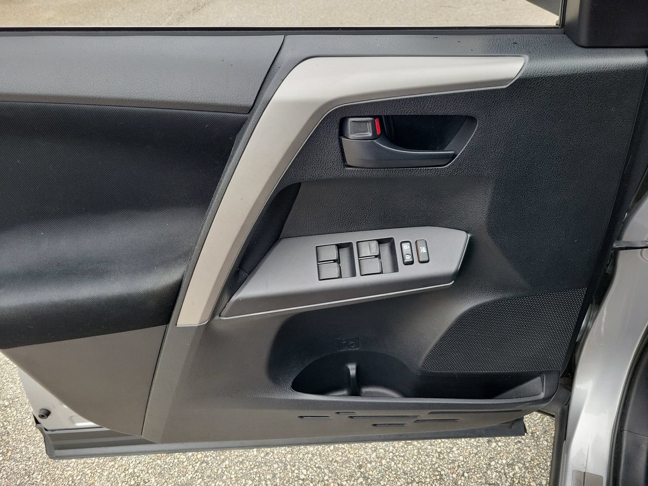 Used 2017 Toyota RAV4 LE FWD image 13